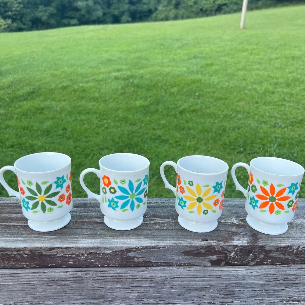 Vtg MCM Flower Power Daisy Mid-Century Mod Footed Coffee Tea Cups Set of 4